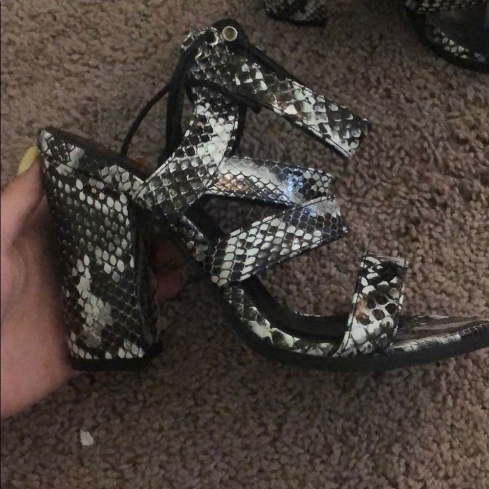 NWOT lulus snake skin heels